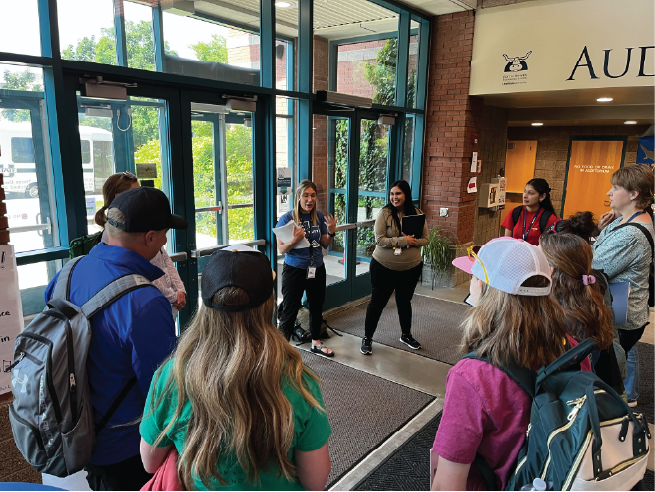 A group of teachers gather around two Utah LEARNS conference leaders for instruction. 